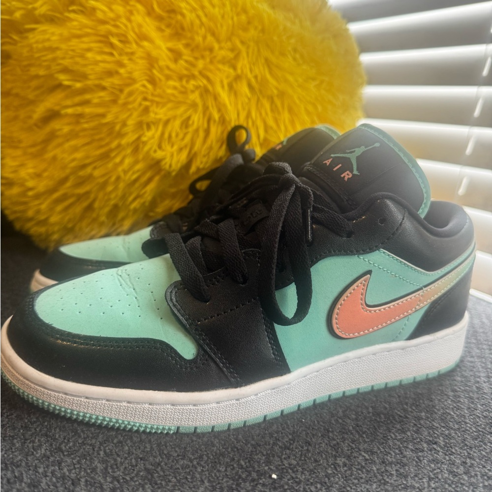 Jordan Sneakers Green and Black Retro Style